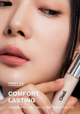 Close-up of a person applying makeup with a Qiad product, emphasizing comfort and lasting power.