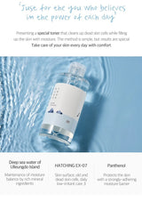 Skincare toner bottle with water droplets and text about product benefits on a blue background
