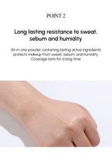 Hand with a light-colored powder on a white background, text about long-lasting resistance to sweat and sebum.