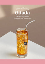 Glass of iced tea with a metal straw on a white surface, featuring the Odada brand.