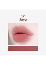 Close-up of a lip with shade 321 Jayu and a swatch below on a white background