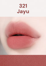 Close-up of a lip with shade 321 Jayu and a swatch below on a white background