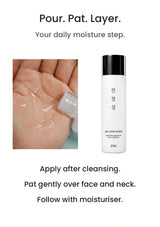 Clear JIN JUNG SUNG essence texture on a palm, with pour, pat and layer directions