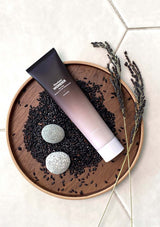 HARUHARU WONDER Black Rice Moisture 5.5 Soft Cleansing Gel product shoot